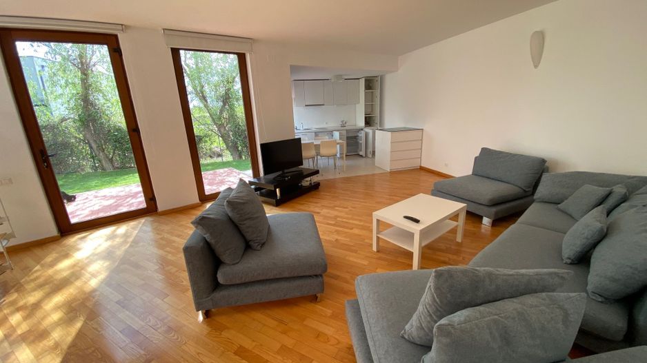 Apartament deosebit cu curte proprie si 2 locuri de parcare - Poză 4