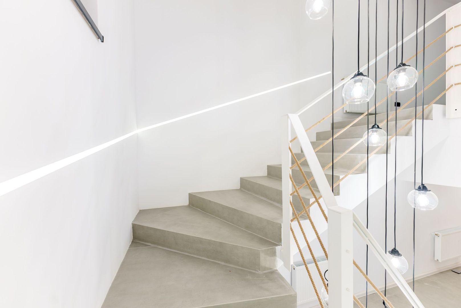 Clădire modernă P+1+M în centrul orașului - Poză 5