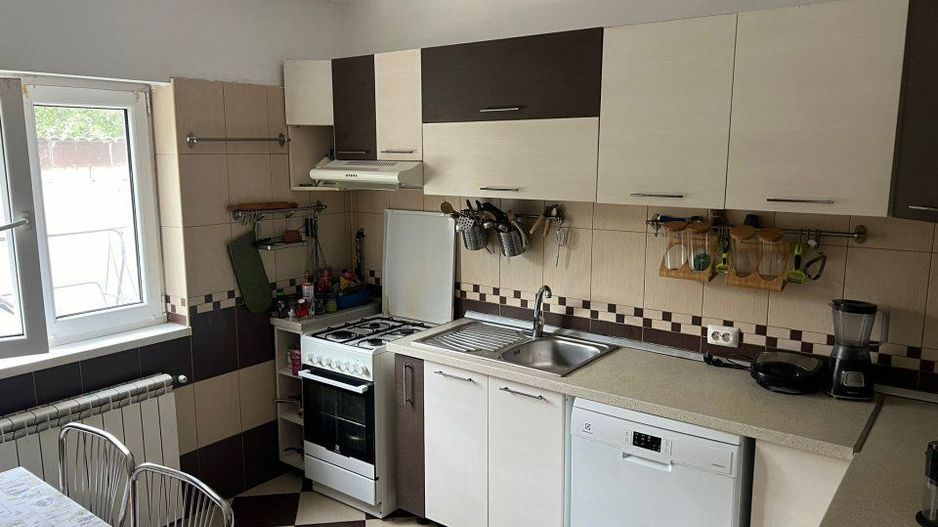 Casă P+1 – 4 dormitoare, curte modernă, dormitor la parter - Poză 7