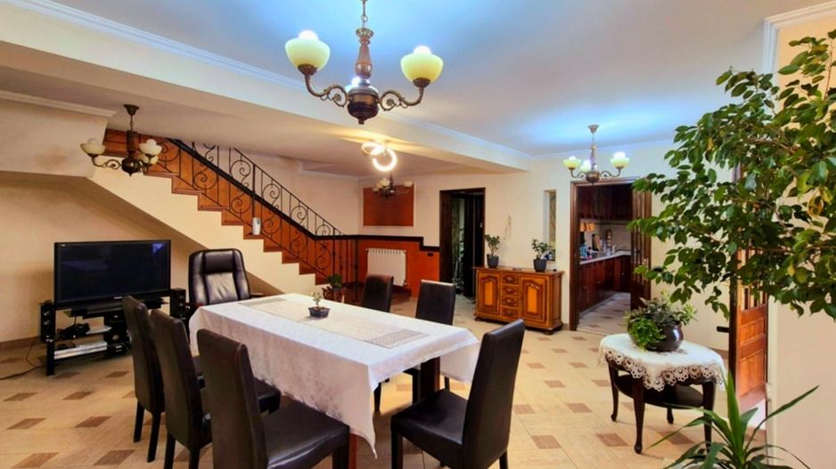 Cauți o casă mare sau spațiu pentru business? Aici le ai pe ambele! - Poză 19