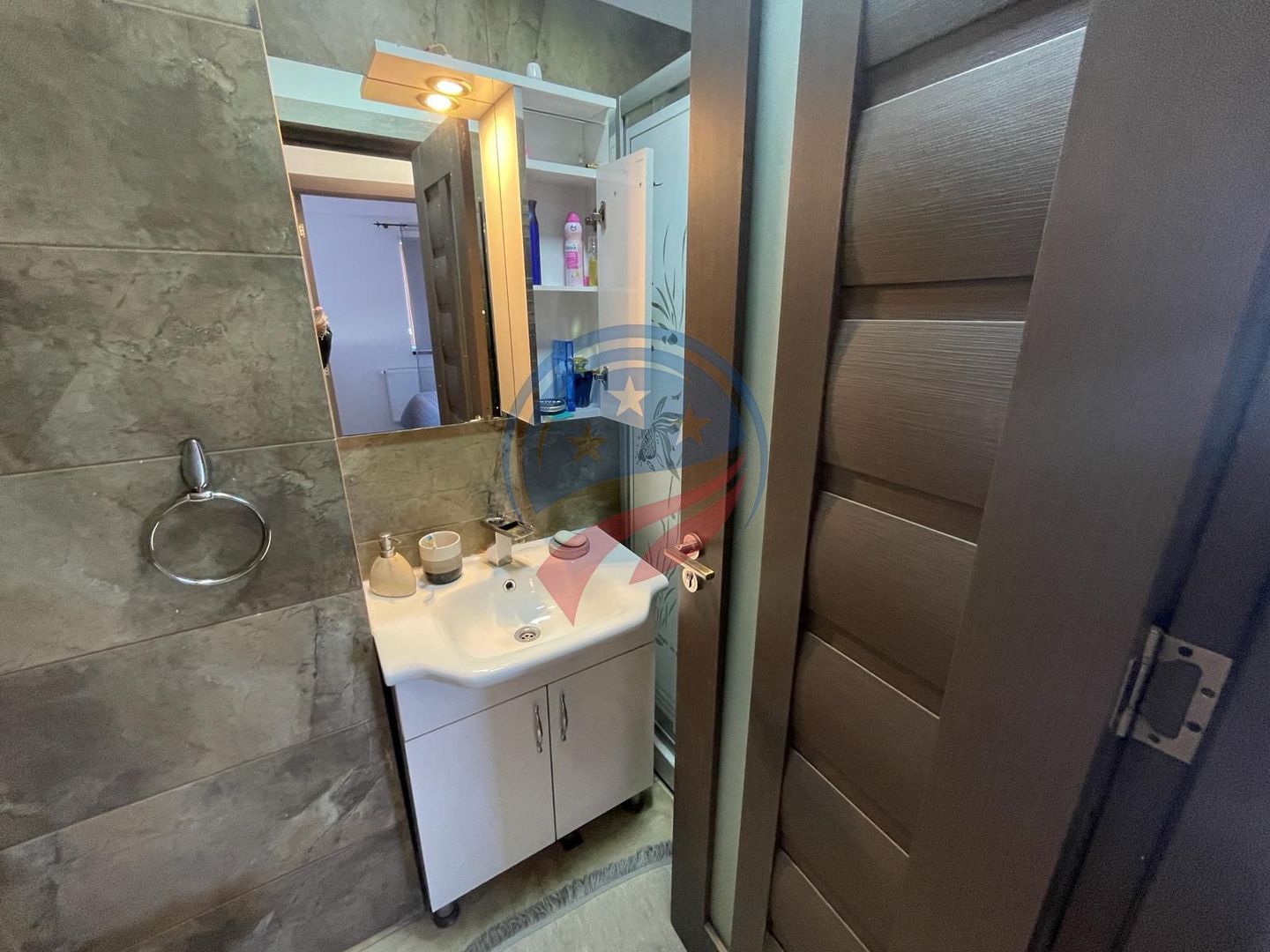 Casa moderna alcatuita din trei apartamente, zona Rovine - Poză 14