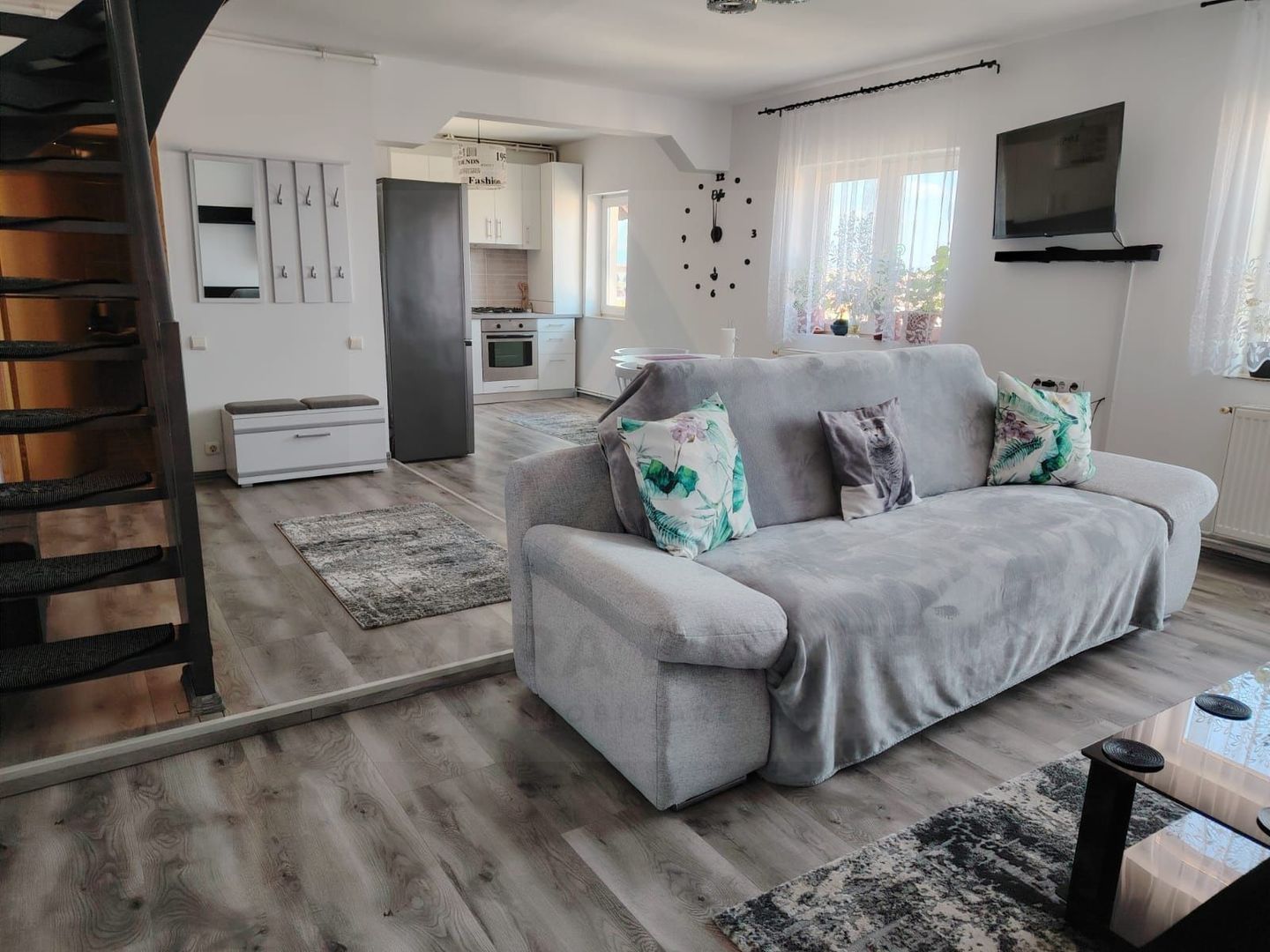 Apartament modern 3 camere 65 mp utili balcon zona Vasile Aaron - Poză 2
