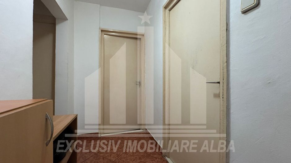 Apartament cu 3 camere decomandate, Cetate - etaj 1 - Poză 3