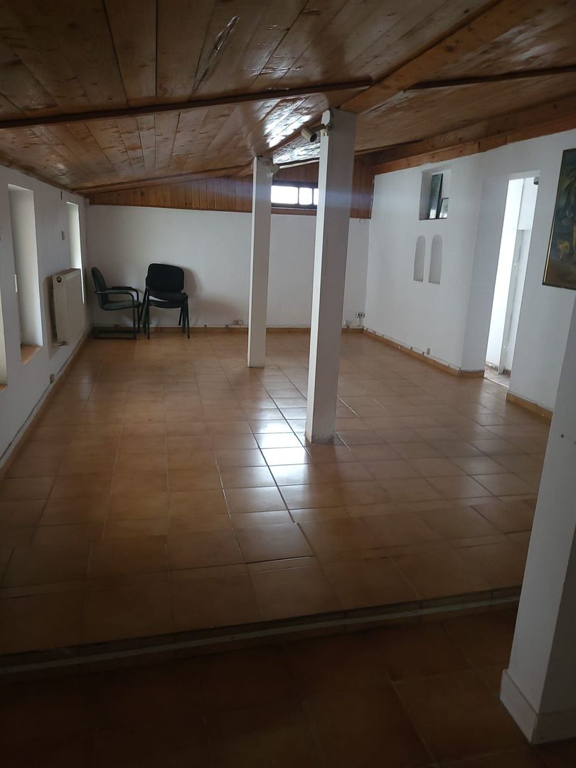 Casa tip vila mansardata, centrala si curte proprie, loc de parcare, 8min metrou - Poză 2