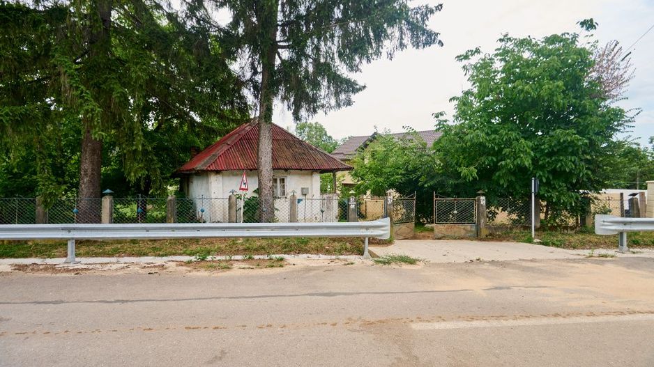 Teren 2240 mp intravilan + casa batraneasca Hintesti-Basangesti - Poză 1
