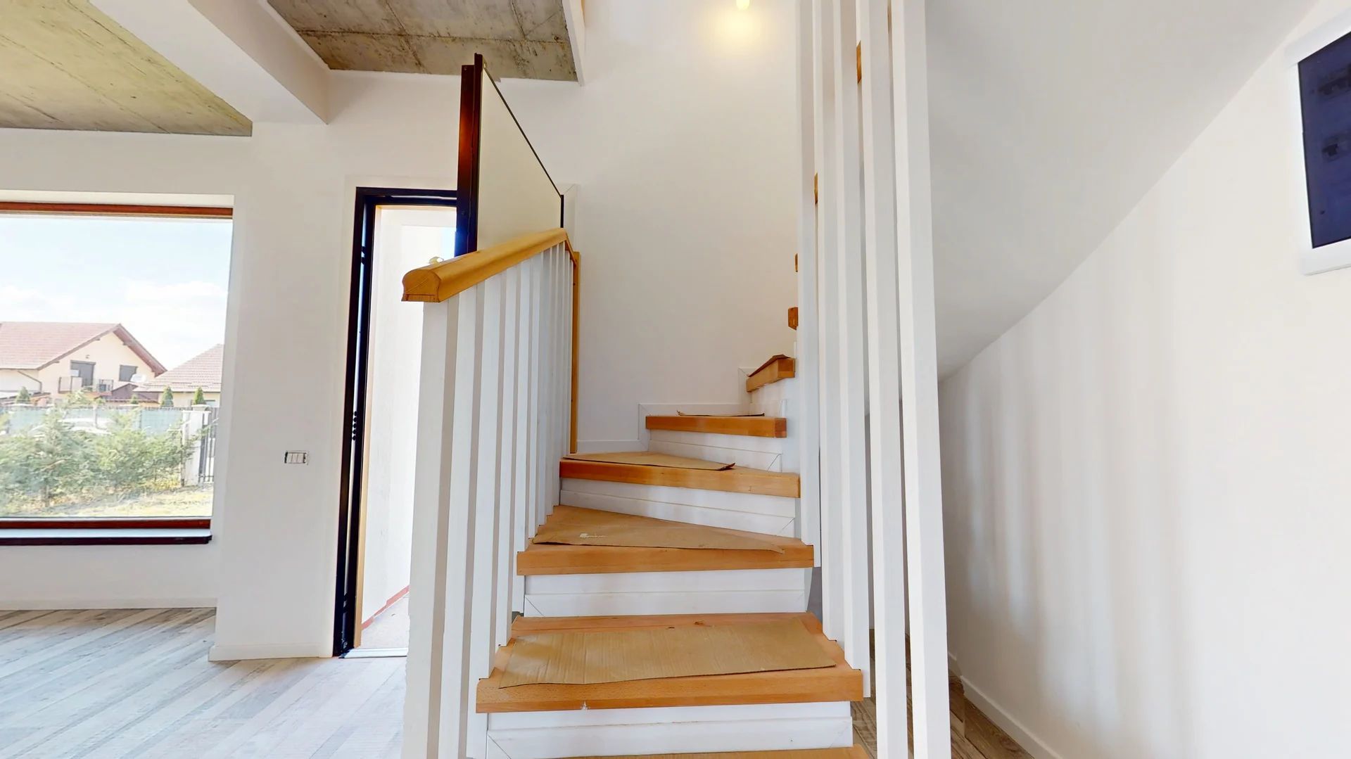 Vila cu arhitectura deosebita in Izvor-Tarlungeni - Poză 7