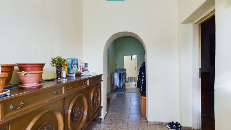 Casă cu 4 camere + anexe   în Șofronea - Poză 4