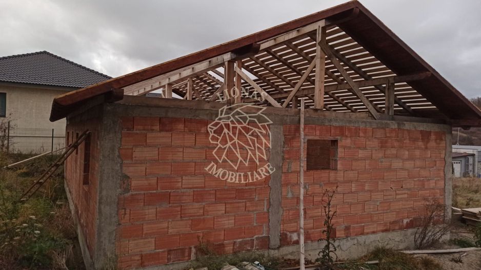 Casa 97 mp-teren 750 mp-tamplarie montata+acoperis-Dealul Jelnei - Poză 1