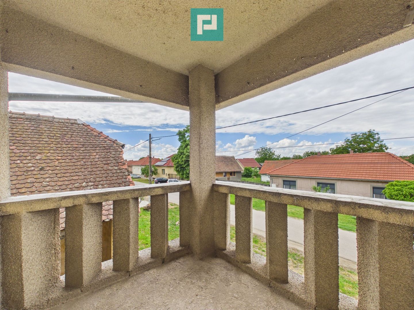 Casă P+M cu grădină generoasă în Ineu - Poză 13