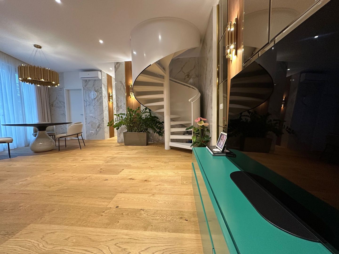 Apartament pe 2 niveluri - Poză 2