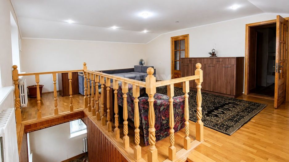 Nu este doar o vilă. Este refugiul tău verde cu 38 ari și pădurice proprie! - Poză 15