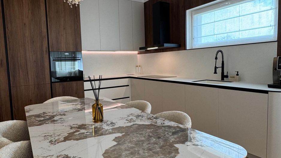 Vila mobilata ultra lux, curte mare, parcare acoperita-500 mp teren - Poză 1