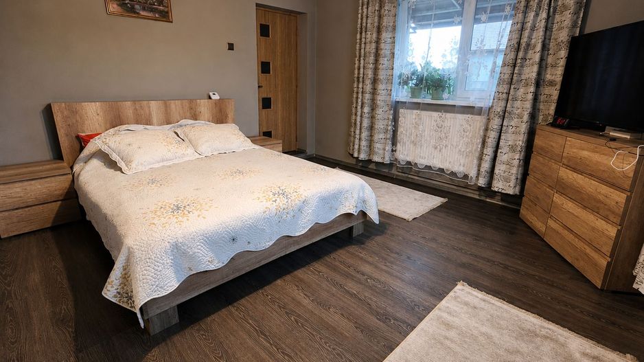 Proprietate cu două locuințe, garaj încălzit, foișor, 600 mp in Ernei - Poză 1