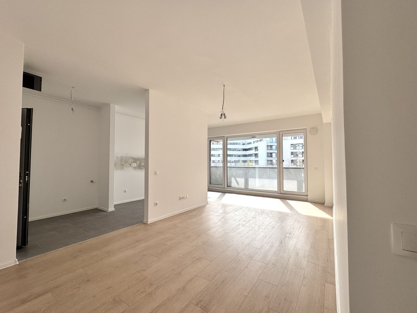 3 camere. Dormitor matrimonial cu baie en-suite. 83 mp Utili. - Poză 5