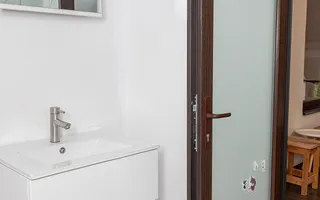 Vilă 5 dormitoare, 4 băi, 2 248mp teren, piscină. Preț: 229 000 E. - Poză 25