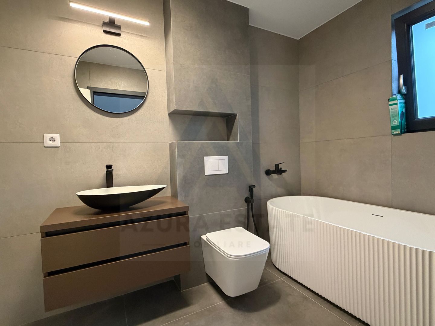 Apartament ultrafinisat 4 camere 3 bai si curte 200 mp in Arhitectilor - Poză 14