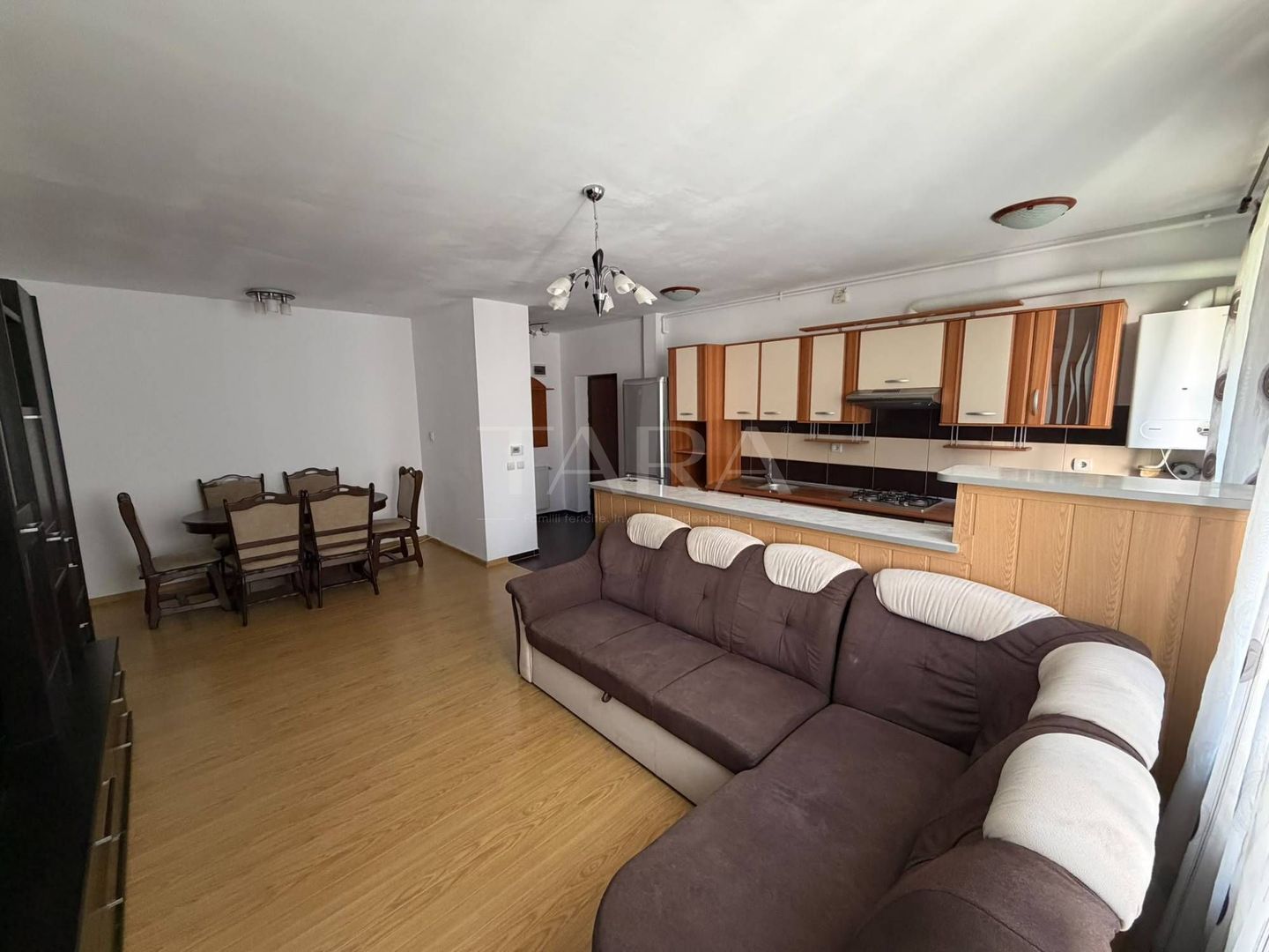 Apartament cu 2 camere, parcare inclusă, zona centrală Florești. - Poză 3