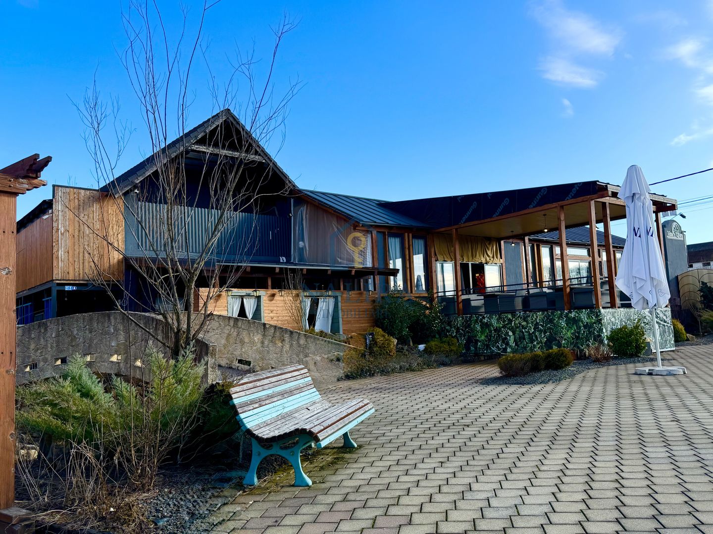 Proprietate unică de vânzare – piscină, restaurant, terasă - Poză 15