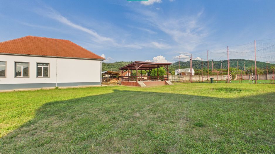Casă în centrul localității Dezna, județul Arad - Poză 16