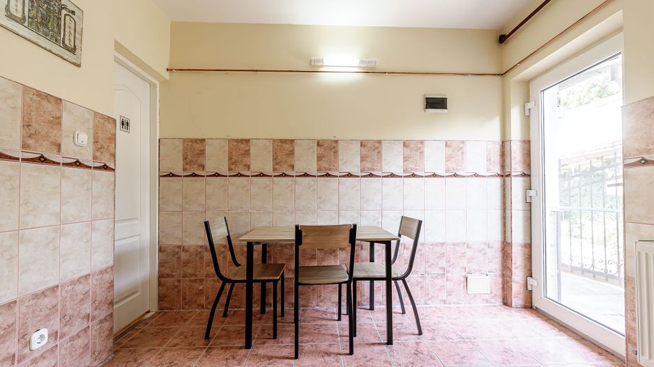 De închiriat apartament cu o cameră și curte interioară - Poză 4