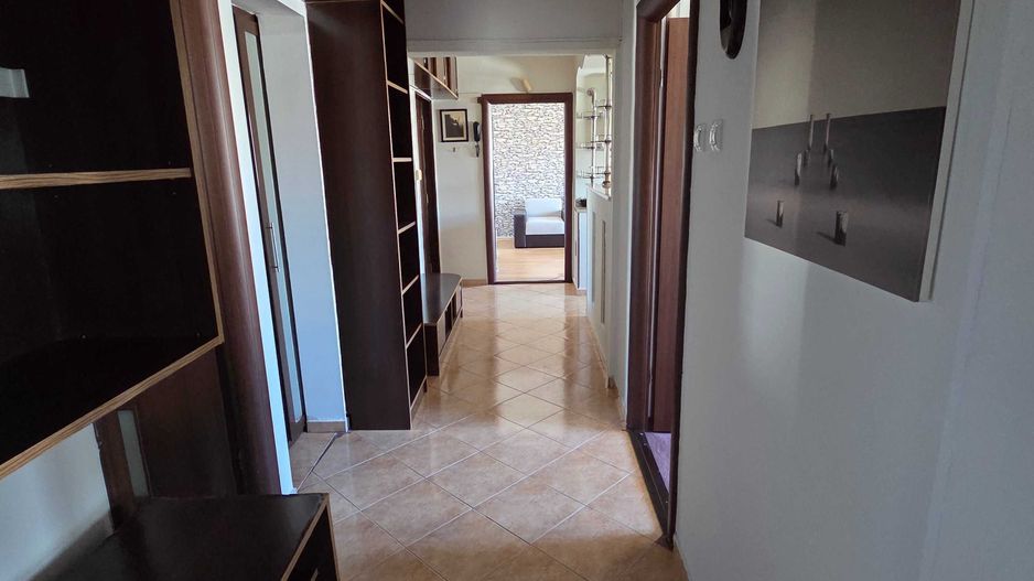 apartament 3 camere de vanzare - Poză 2