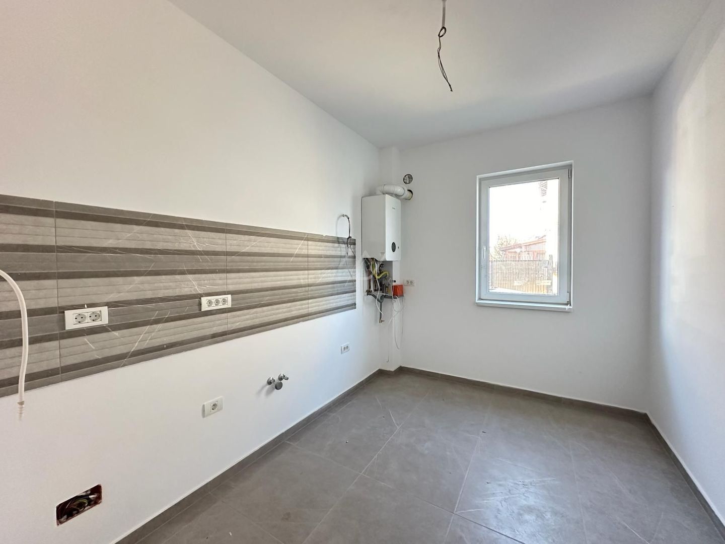 Decomandat. Etaj intermediar. Geam la baie. - Poză 3