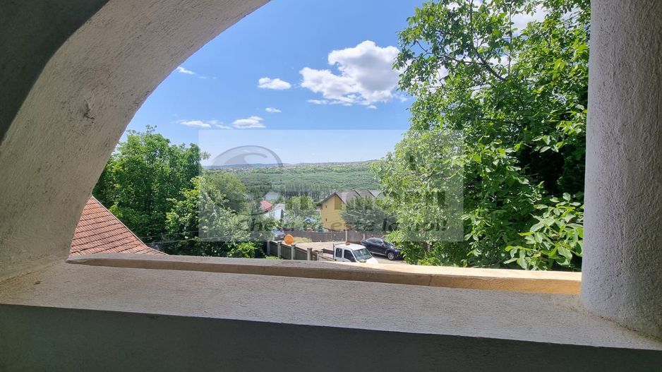 Casă pe trei niveluri, 264 mp utili + Foisor ,teren 2400 mp. - Poză 2