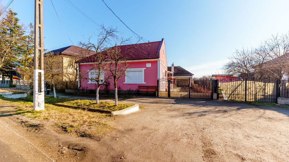 Casă deosebită, în centrul localității Târnova - Poză 1