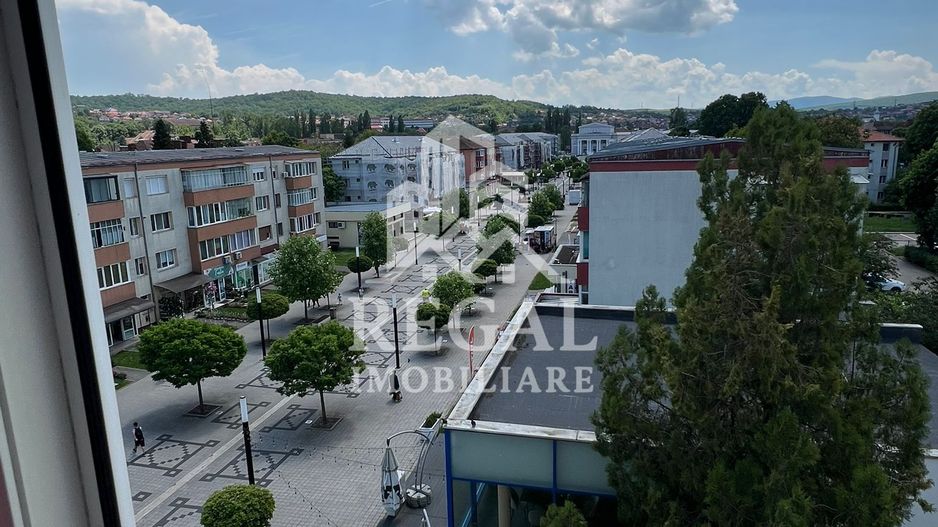 Apartament 3 camere – Ultracentral, vedere spre pietonală și Parc - Poză 1