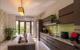Vilă cu design și dotări deosebite de vânzare - Poză 5