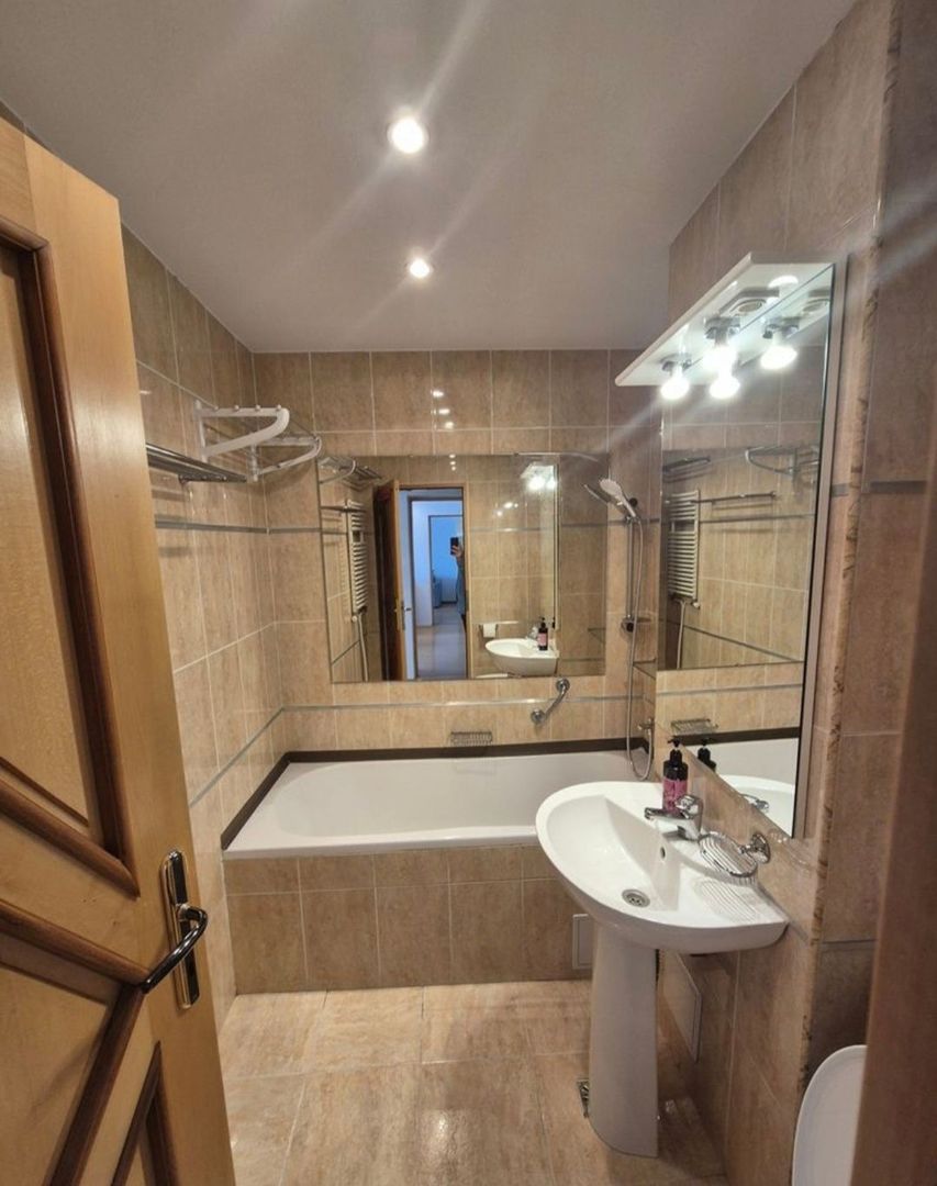Închiriez apartament cu 3 camere,  centru - Poză 7