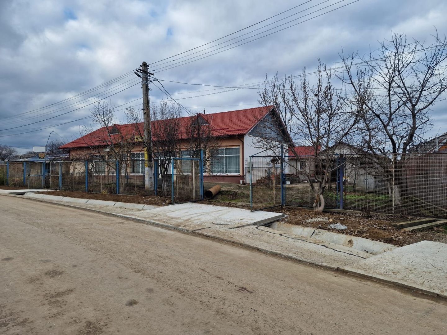 Se oferă spre vânzare / închiriere clădire cu spațiu comercial - Poză 25