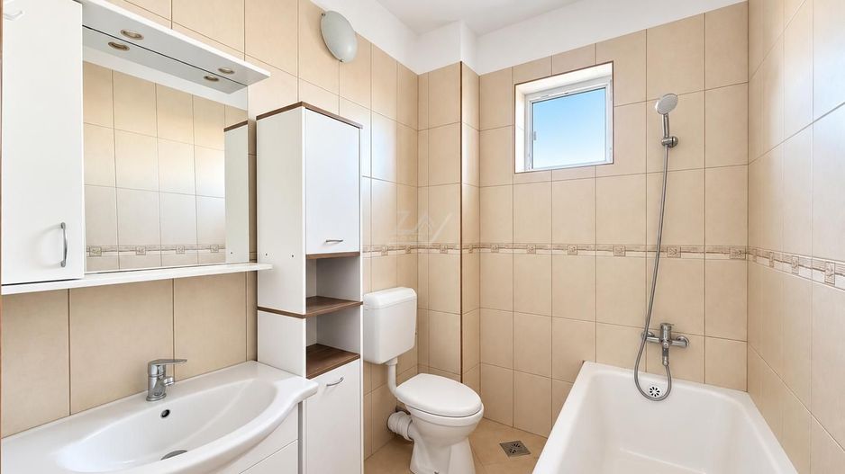 Bloc tip asociatie - zona Kiriac. 4 camere, 3 balcoane. Garaj si boxa. - Poză 15