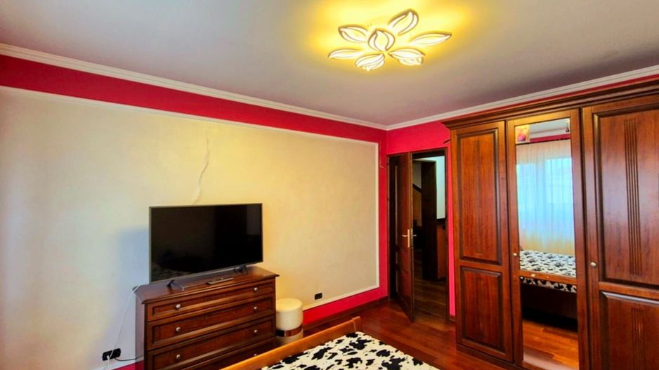 Cauți o casă mare sau spațiu pentru business? Aici le ai pe ambele! - Poză 11