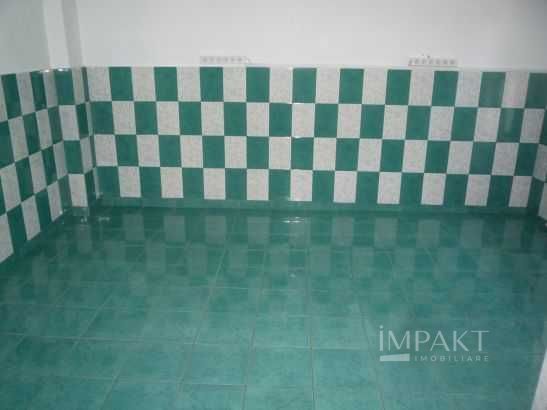 Casa cu trei camere  la curte de inchiriat. - Platinia - Poză 5
