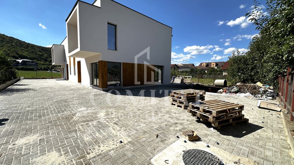 Duplex | Zona str Florilor-Floresti | 2 Locuri de parcare - Poză 1