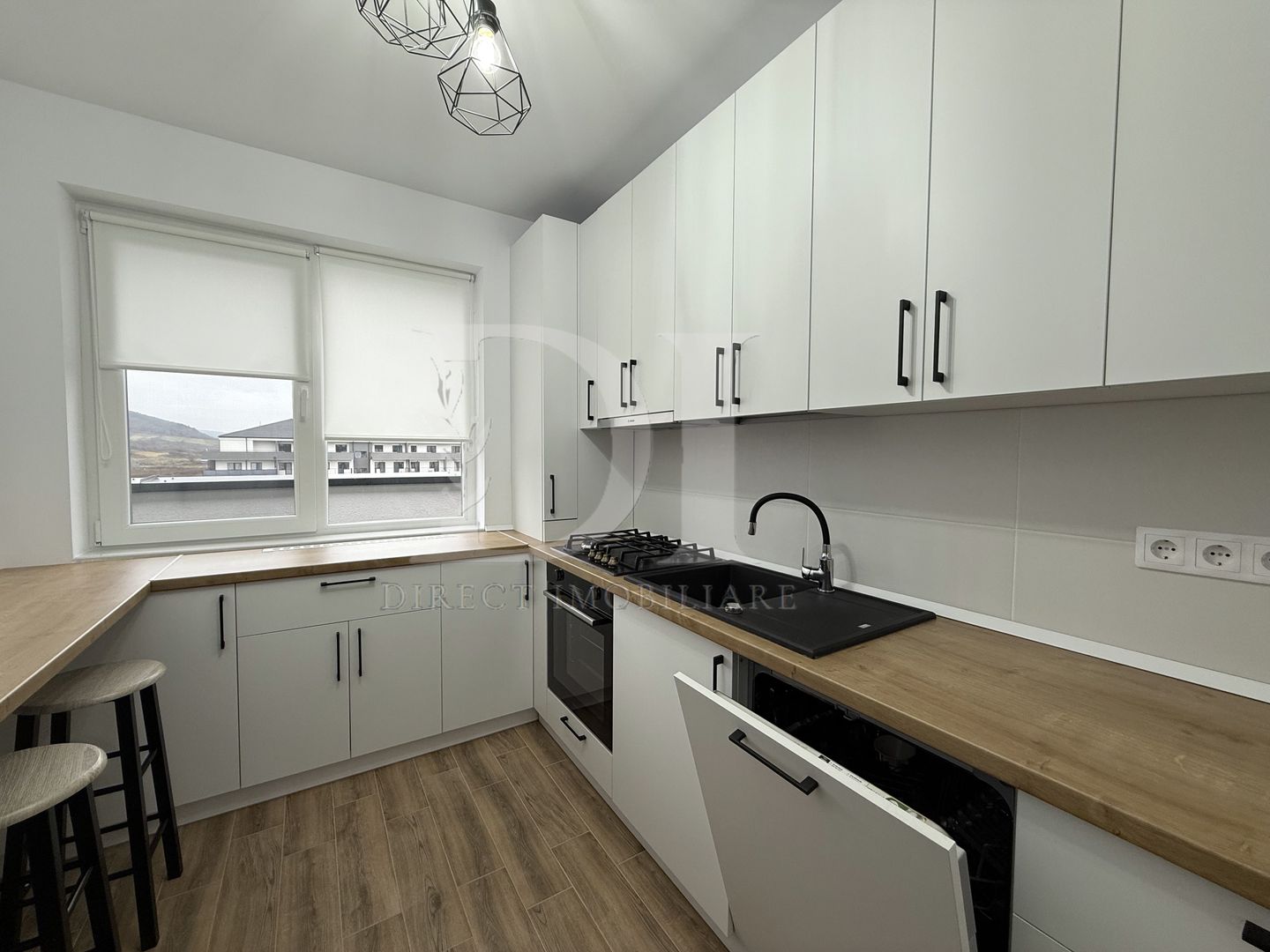 Apartament la cheie / terasa si parcare / Zona Terra - Poză 1