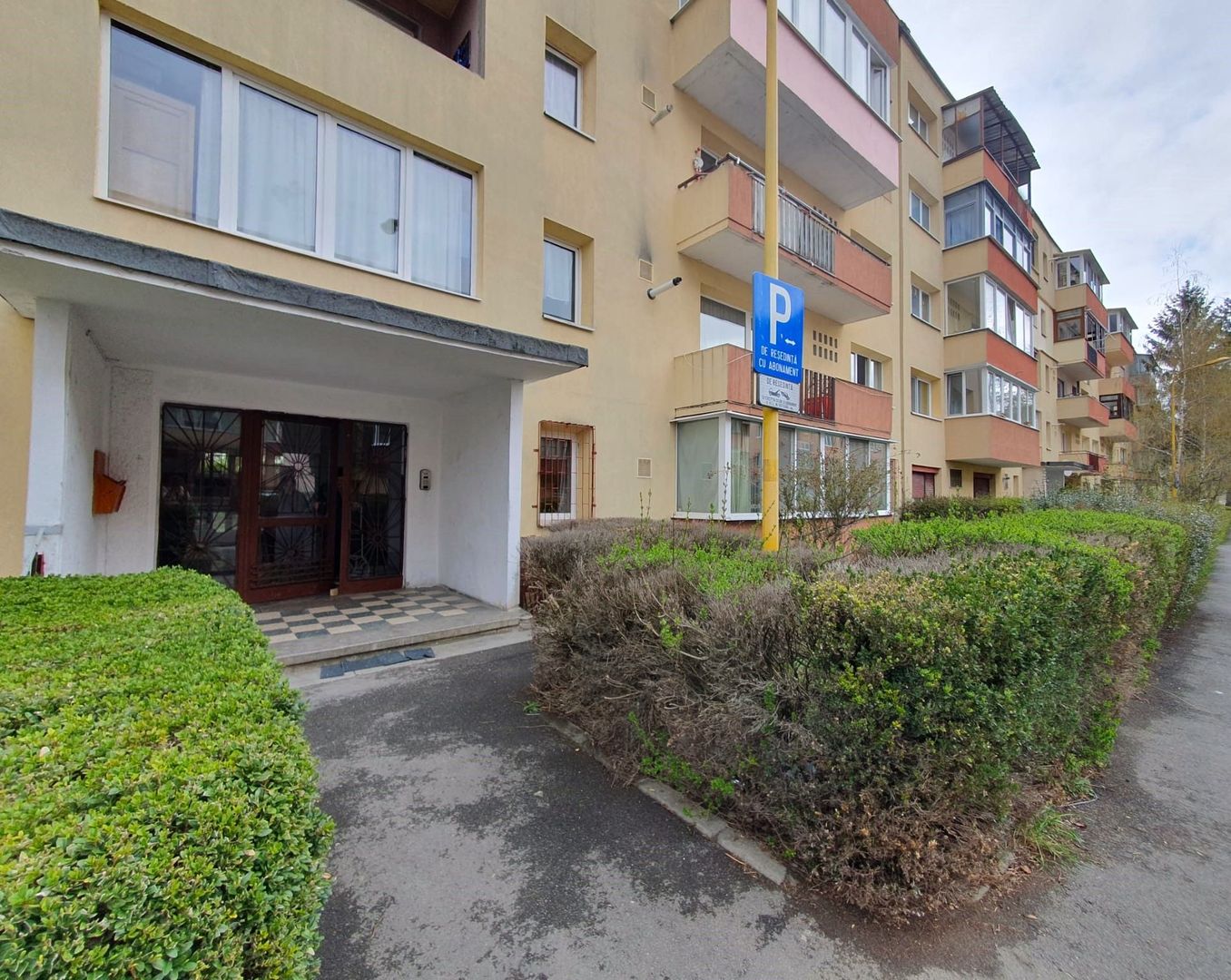 Apartament luminos cu vedere spre biserică, într-un cartier verde și liniștit. - Poză 27
