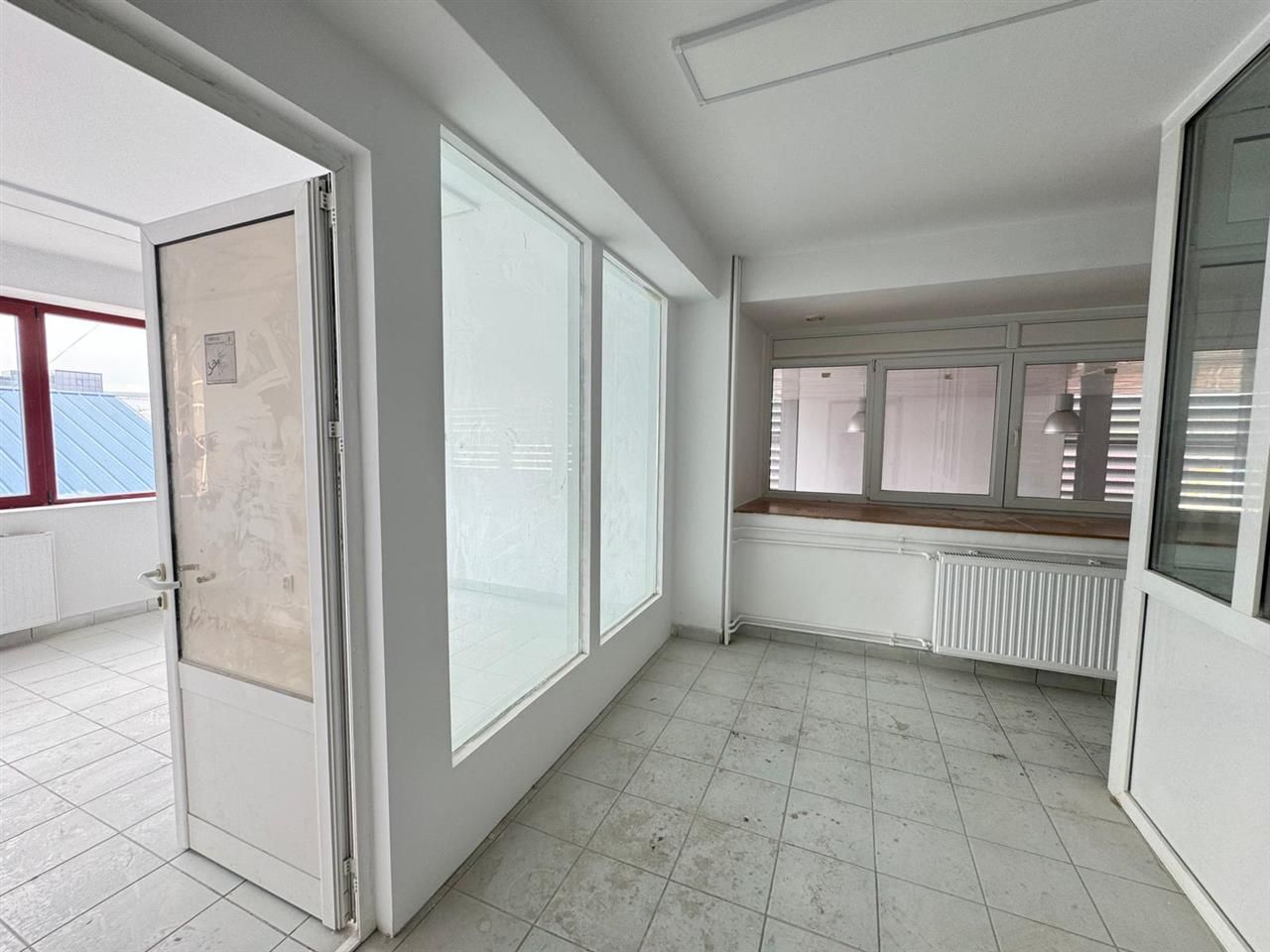 Spatii comerciale moderne de inchiriat, in cladire recent renovata - Poză 16