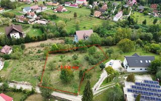 Teren cu vedere la Castelul Bran - Poză 1