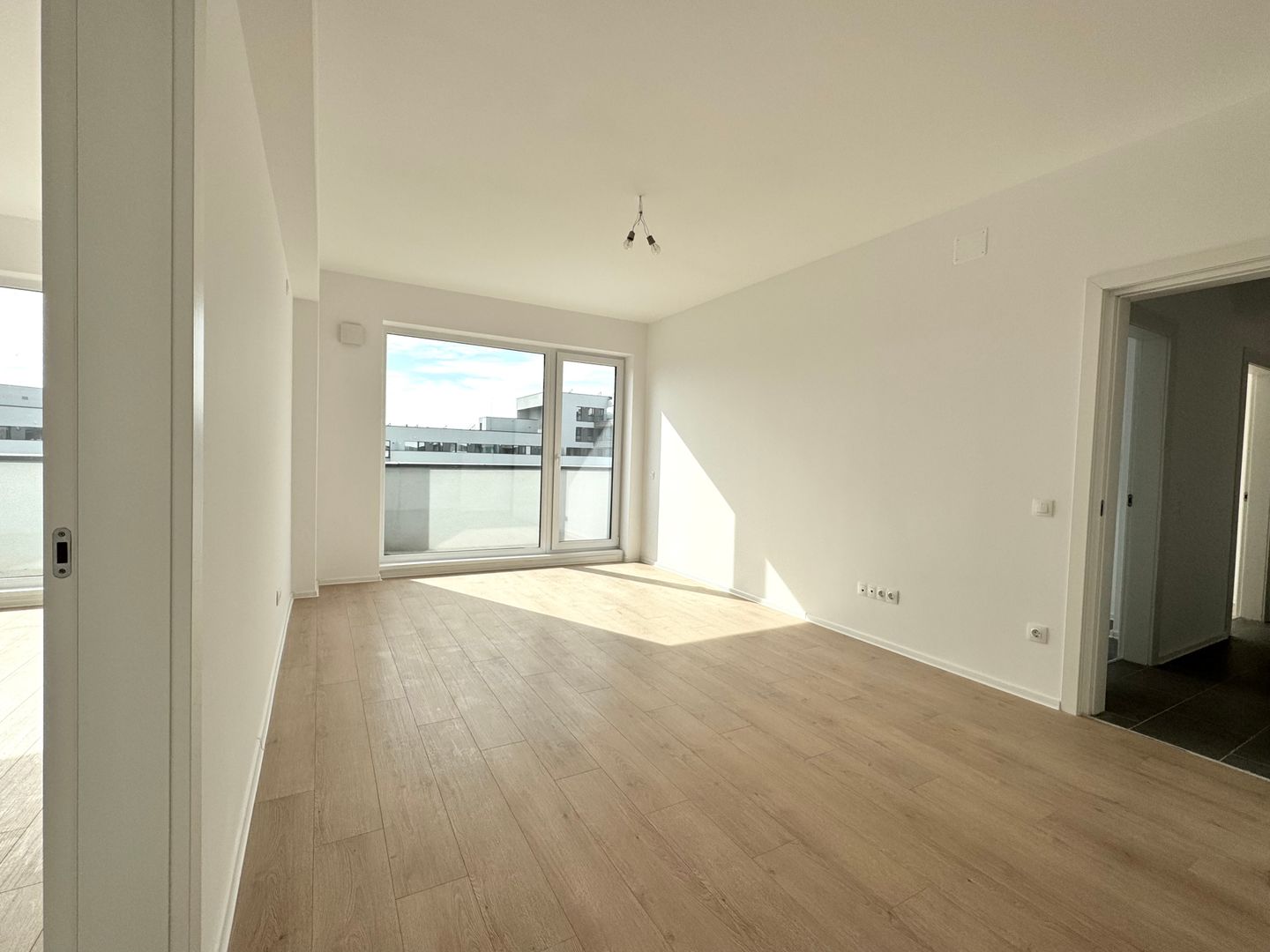 3 camere. Bucătărie închisă. Vedere panoramică. Reper Mall Colosseum - Poză 4