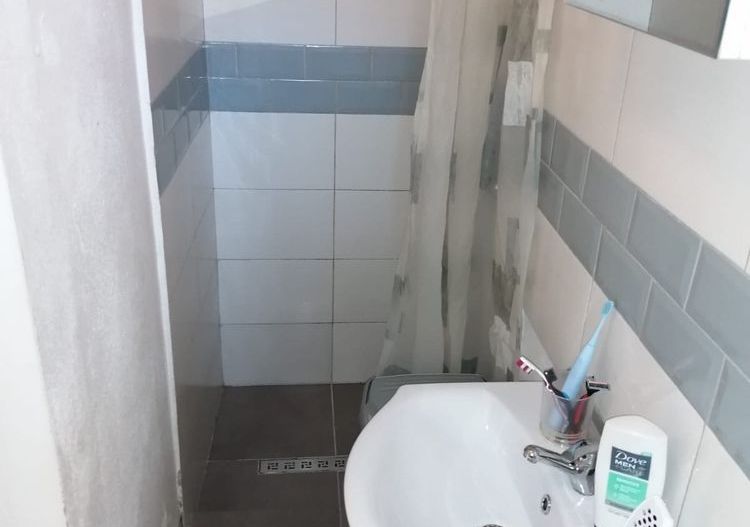 Apartament 1 camera Dambovita curte comuna - Poză 6