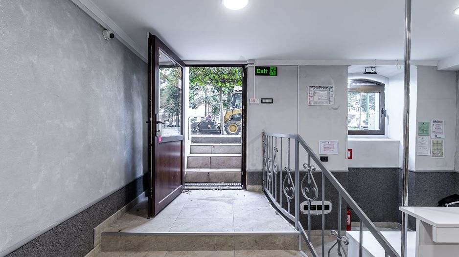 Spațiu comercial ultracentral, renovat, pe b-ul Revoluției, Arad. - Poză 10