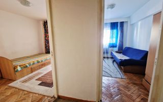 Vand apartament 3 camere, etajul 1, zona sc. 8 - Poză 3