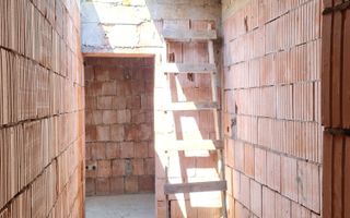 Casă de vânzare la roșu | 93.500 € | pe strada Luncii | în Cătălina - Poză 7