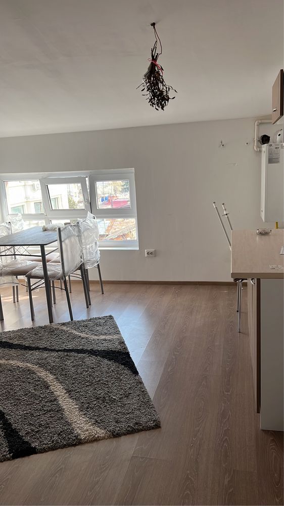Casa la curte 3 camere baie bucatarie - Poză 1