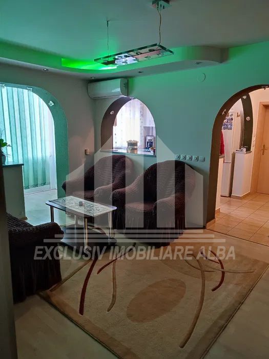 Apartament cu 3 camere de vanzare in Cetate - Poză 2