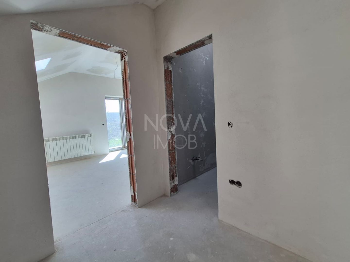 Casa generoasa cu 7 camere, 3 bai, dressing si parcare – Sura Mica - Poză 13