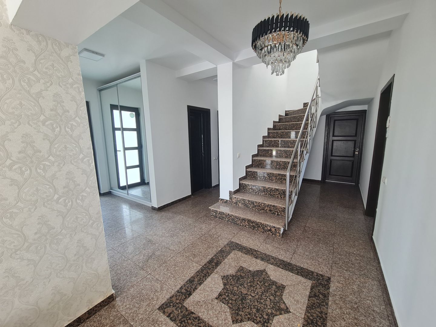 Casa individuala | semi-mobilata | 6 camere | Iancu Nicolae - Poză 2