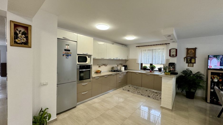 Casă Spațioasă de Vânzare în Ghimbav | Două Apartamente | Teren 579 mp - Poză 15